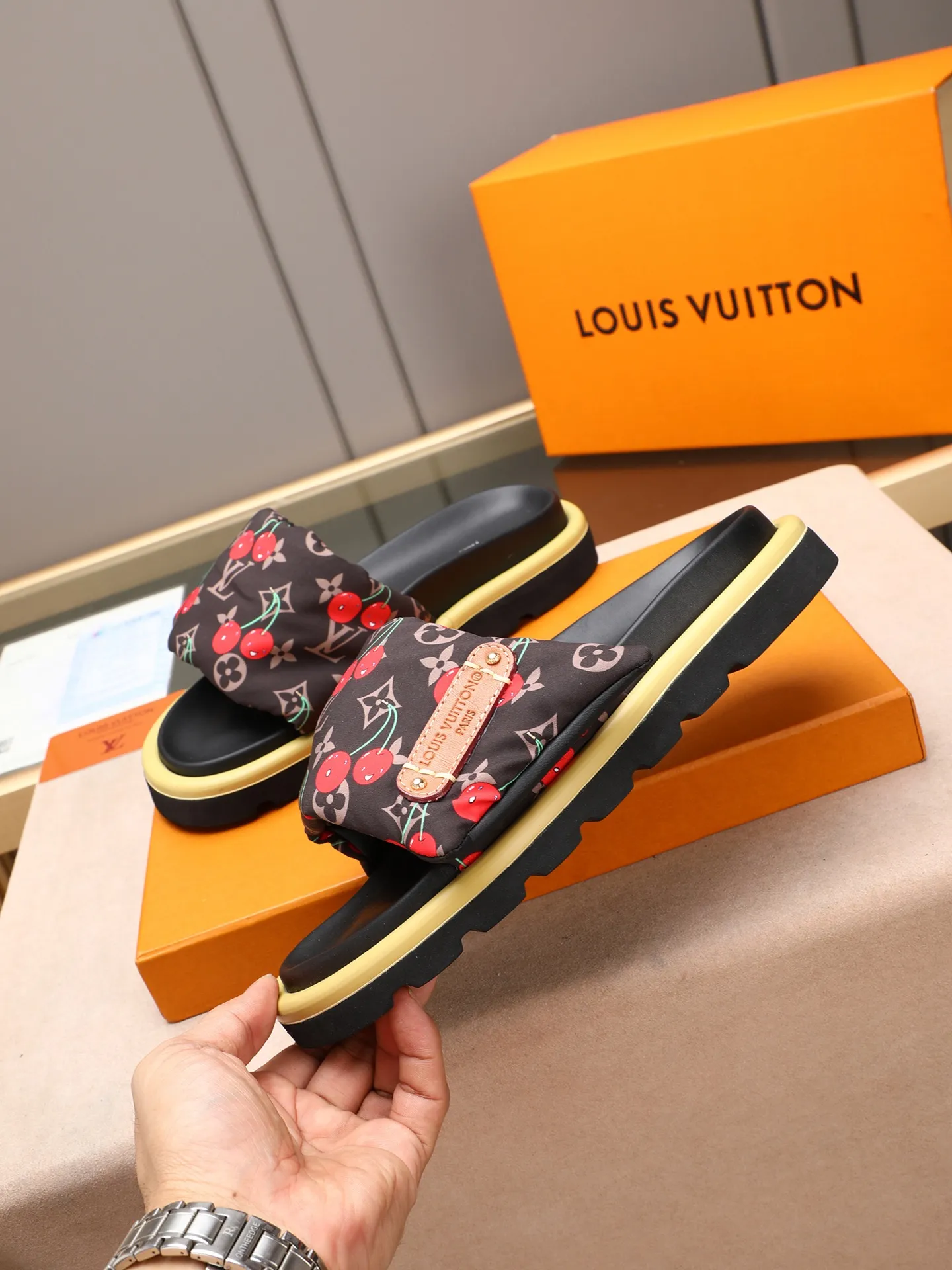 PP360 [LOUIS VUITTON] Louis Vuitton, LV printing, men's and women's slippers are on the market. The drawer box packaging comes with a cloth bag and a card. The upper pattern looks very soft and waxy, and it is a super versatile leg slimming tool. Fabric: imported denim/canvas/old fabric, LV hardware LOGO, official website pattern printing, comfortable to wear, feet: high-elastic PU water table. Sole: foam sole, heel height: about 5cm. Code number: 35-46, 35, 45, 46 are custom-made and non-returnable. Color: multiple colors and styles available.
